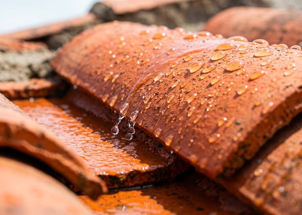 Gouttes d'eau sur tuiles en terre et protection hydrofuge