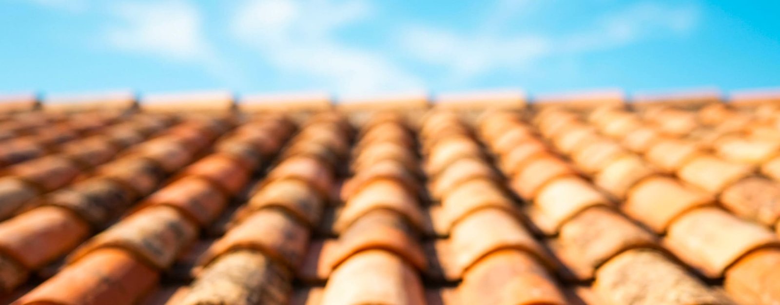 Toit en tuiles sous un ciel bleu